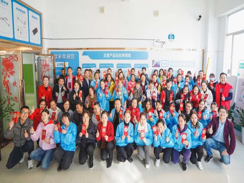 在新的一年；歐米祝大家“兔”飛猛進,“兔”然發財！